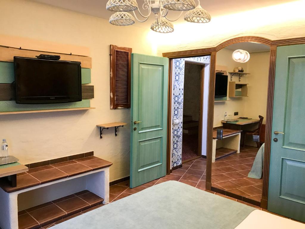 TV a/nebo společenská místnost v ubytování Komilfo Hotel
