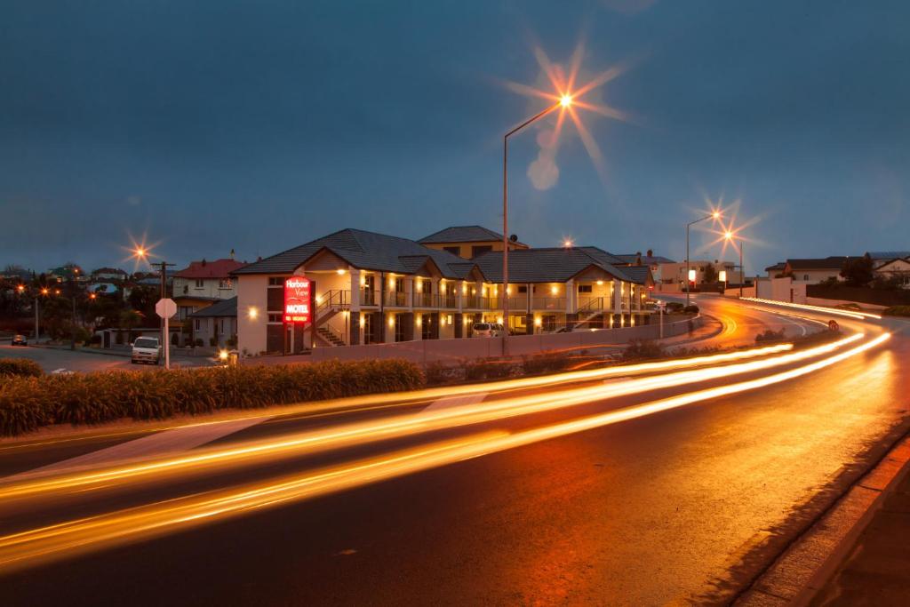 una calle de la ciudad por la noche con luces en la carretera en Harbour View Motel, en Timaru