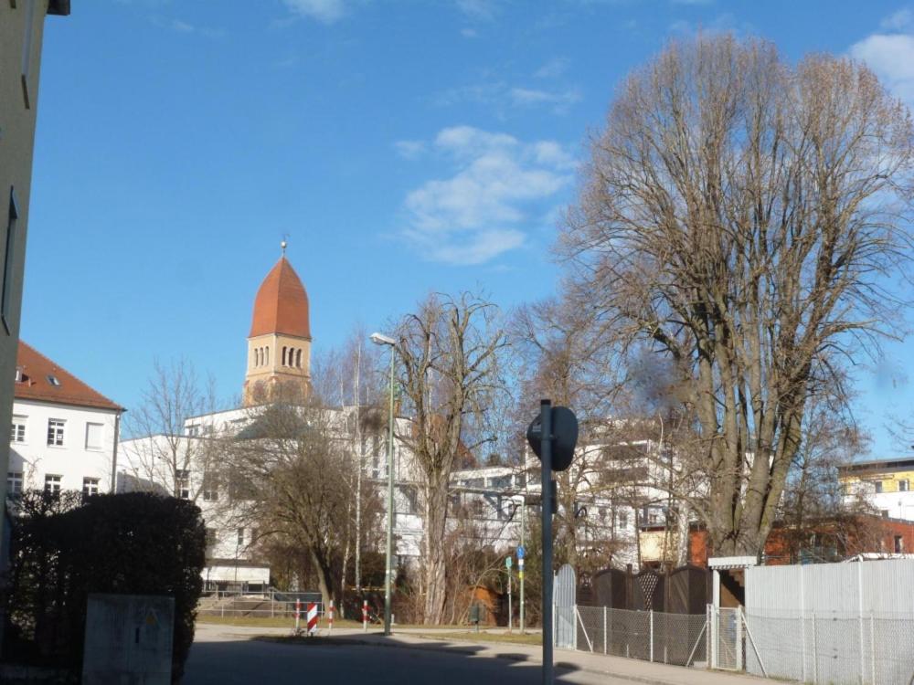 アウクスブルクにあるFerienwohnung Pfersee mit Terasseの時計塔のある建物