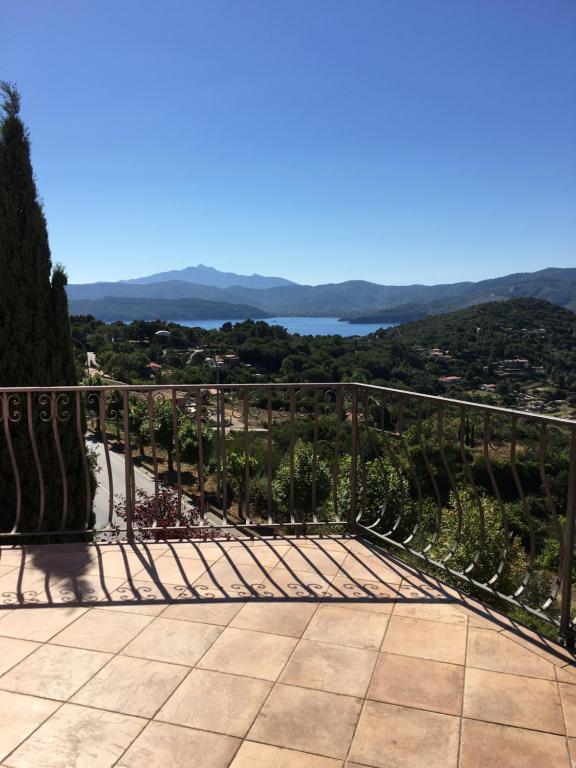 een balkon met uitzicht op het water bij Villa Ray in Capoliveri