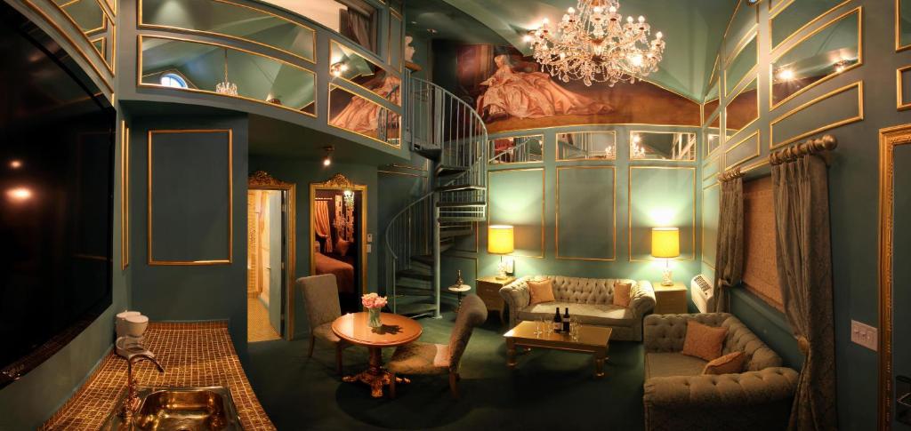 The Roxbury: Rooms & Suites