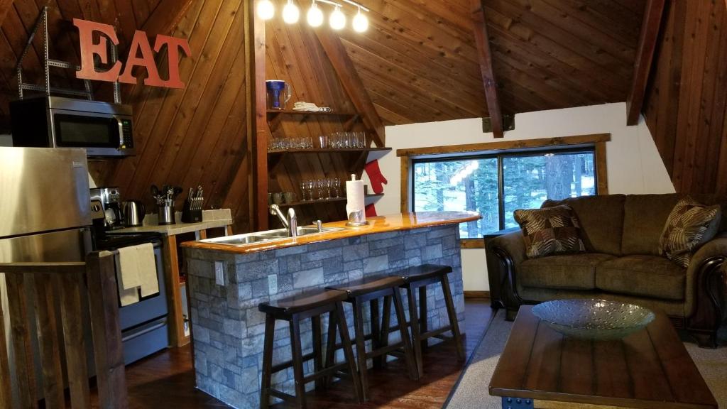 uma sala de estar com um bar e um sofá em Tree House- Walk to Mammoth Village em Mammoth Lakes