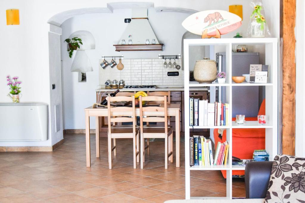 トラモンティにあるCasa vacanze Tramontiのキッチン(テーブル、椅子、本棚付)