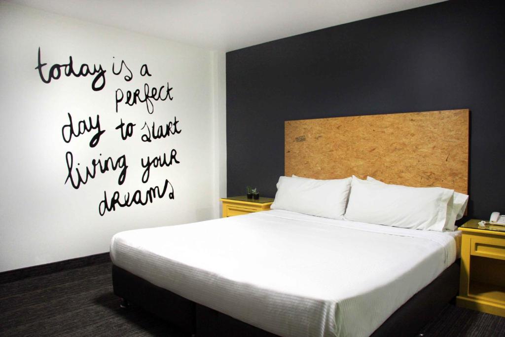 Ένα ή περισσότερα κρεβάτια σε δωμάτιο στο B my Hotel