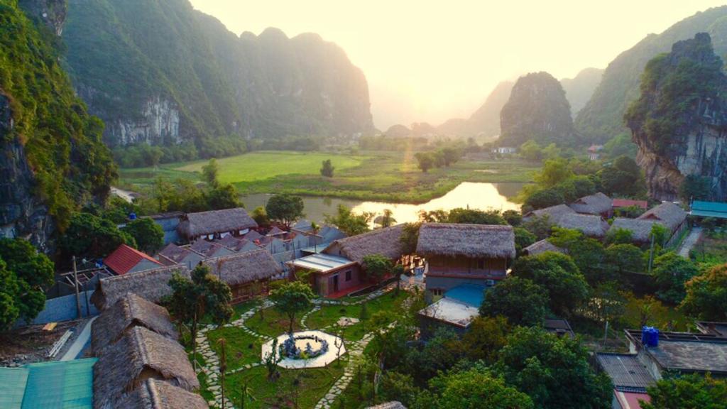 een luchtzicht op een dorp in de bergen bij Trang An River View Homestay in Ninh Binh