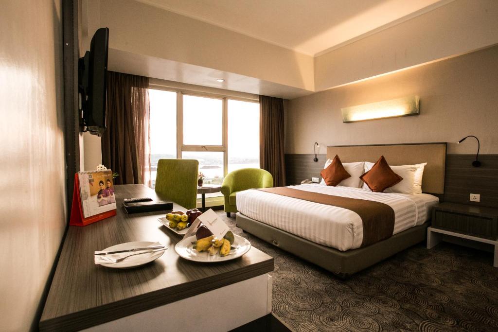 A bed or beds in a room at Swiss-Belhotel Borneo Samarinda