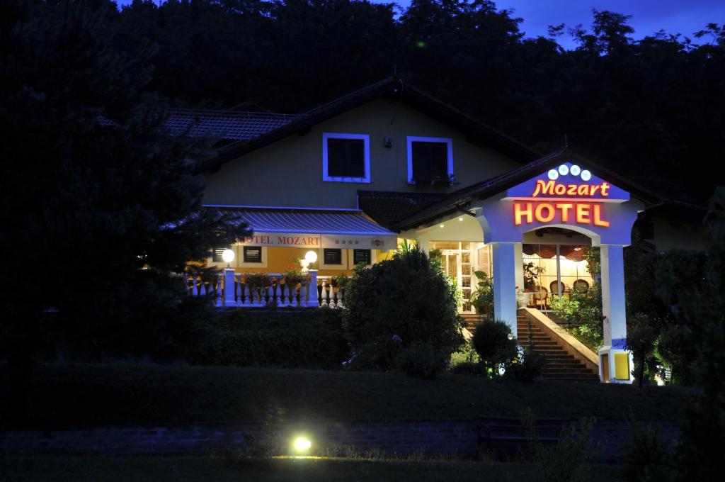 nocny widok na nowoczesny hotel w nocy w obiekcie Hotel Mozart w mieście Špišić-Bukovica