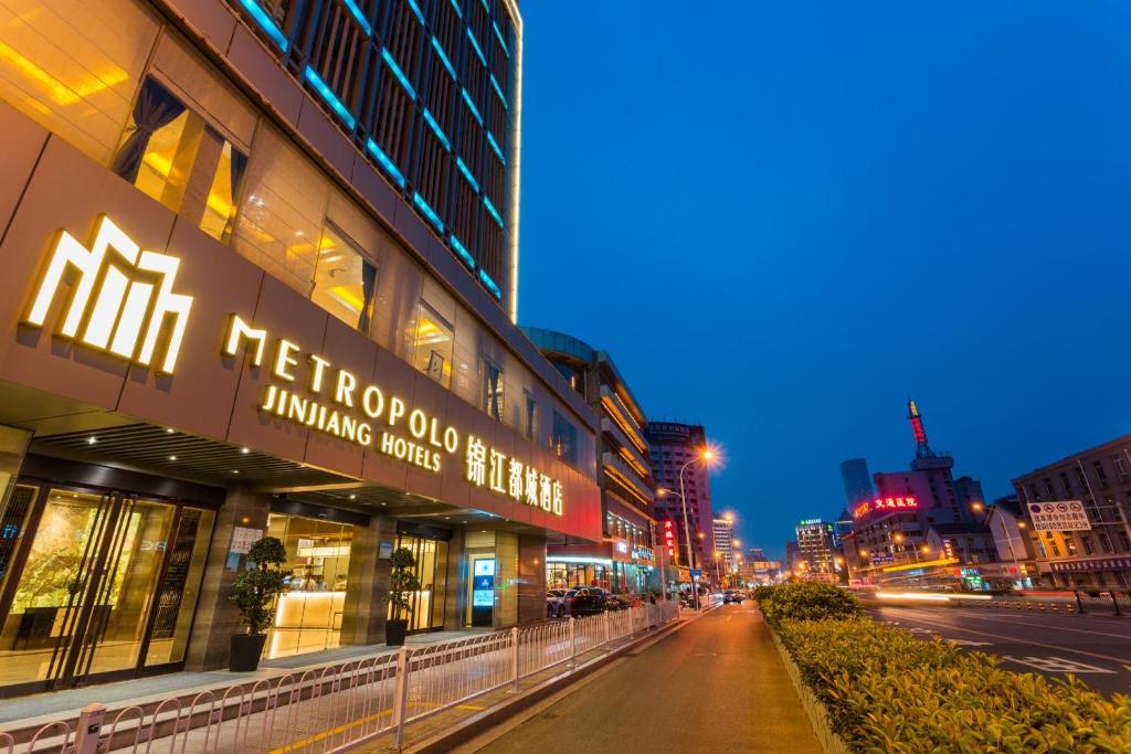 une rue de la ville la nuit avec un bâtiment dans l'établissement Metropolo Jinjiang Xuzhou Railway Station Suning Plaza Chudu, à Xuzhou
