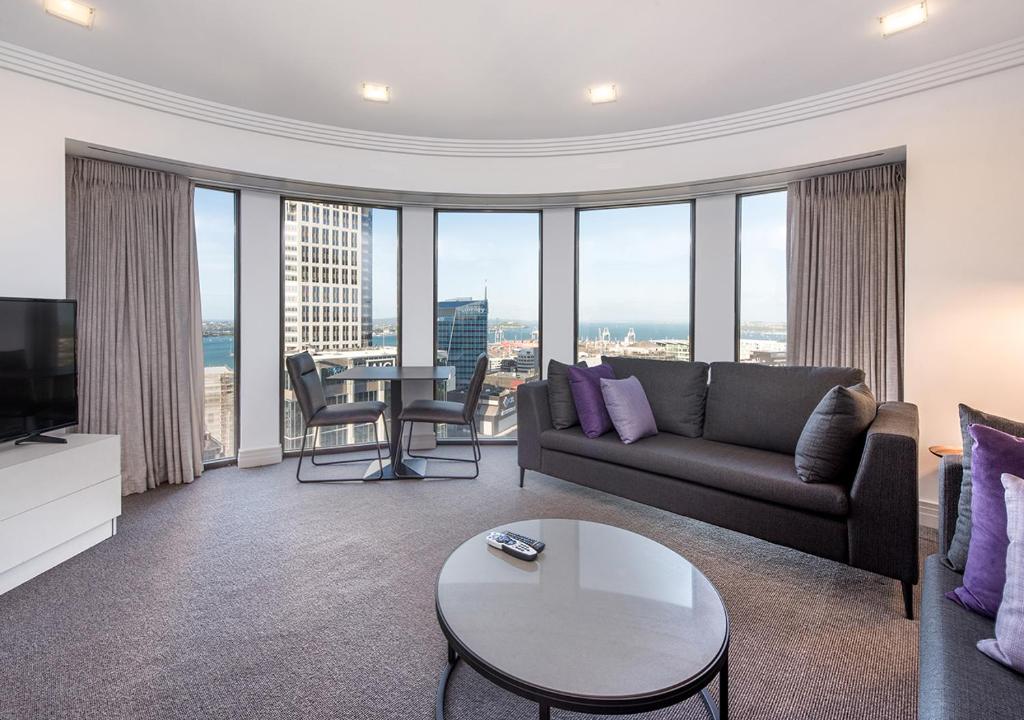 Televiisor ja/või meelelahutuskeskus majutusasutuses Avani Metropolis Auckland Residences
