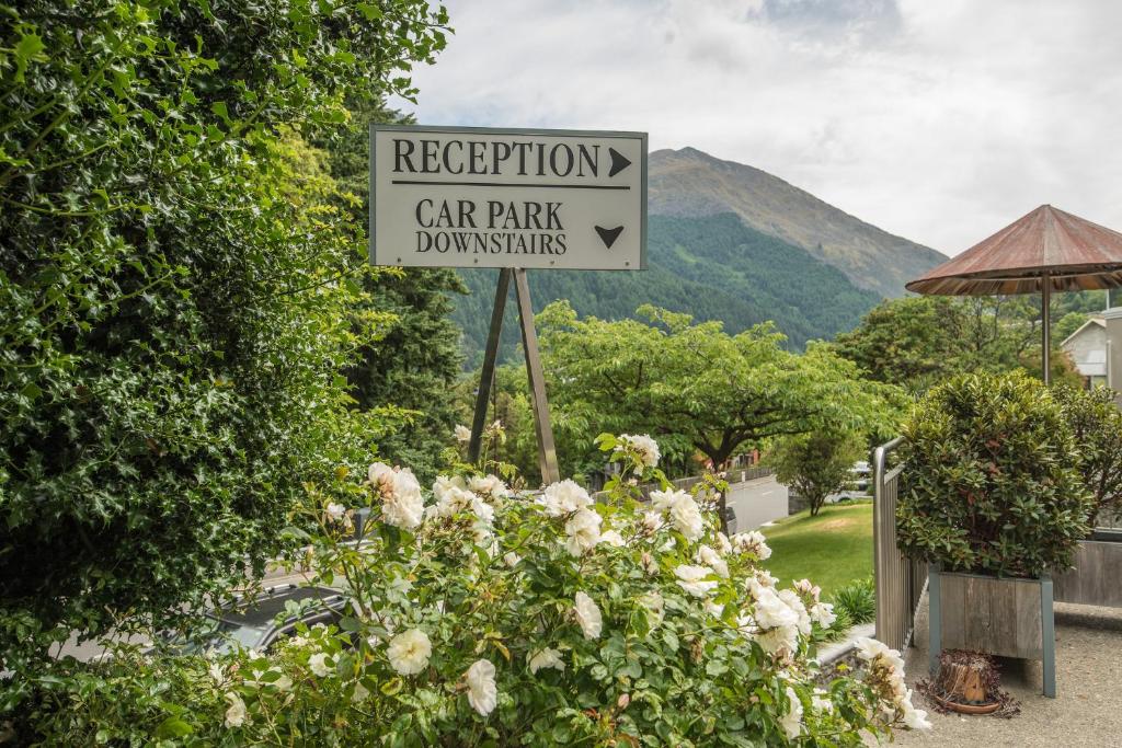 a sign that reads reception car park doodleys at Coronation Lodge in Queenstown