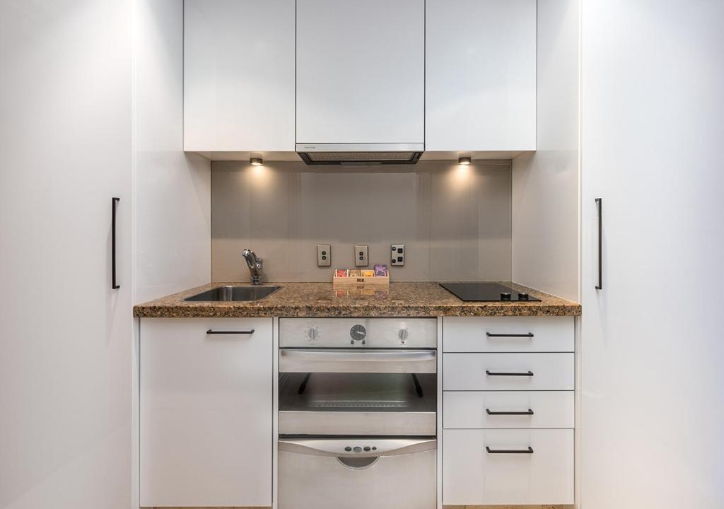 Köök või kööginurk majutusasutuses Avani Metropolis Auckland Residences