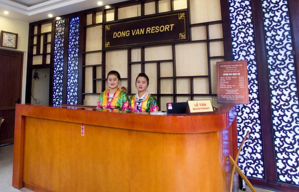 Deux femmes se tenant au comptoir d'une réception pour la guerre des drogues dans l'établissement Dong Van B&B, à Dong Van