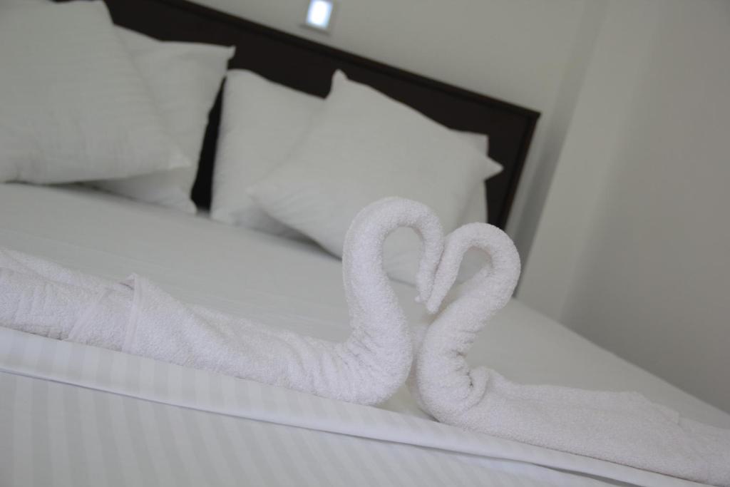 duas toalhas de cisne em cima de uma cama em Butterfly Homestead Hotel em Udawalawe