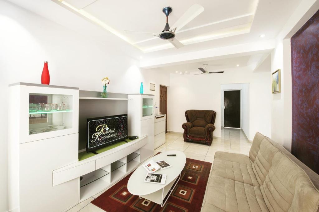 - un salon avec un canapé et une table dans l'établissement Rahul Residency, à Mangalore