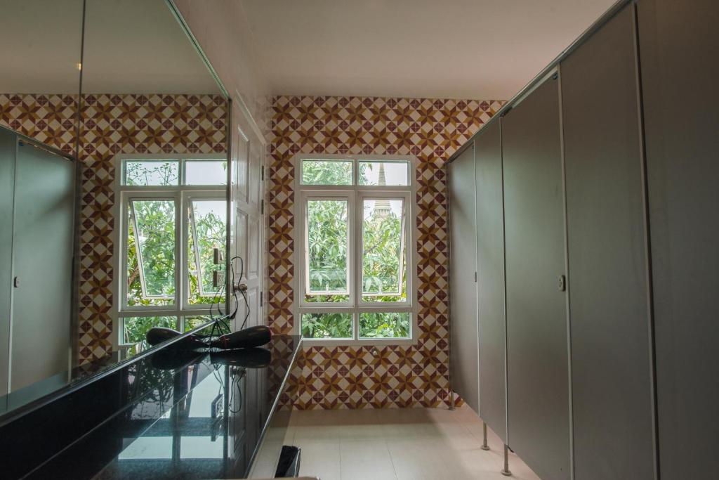 Feung Nakorn Balcony Rooms and Cafe - Sala Familiar Con Baño Compartido