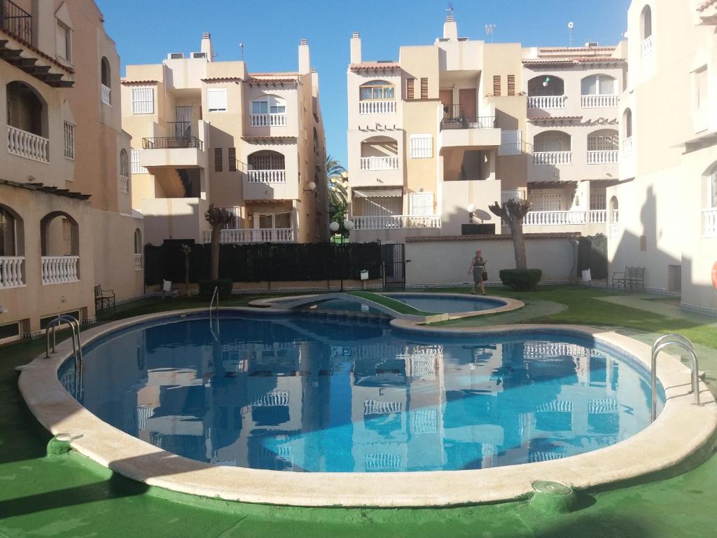 - une piscine au milieu de certains immeubles dans l'établissement La Casa De Mi Madre, à Torrevieja