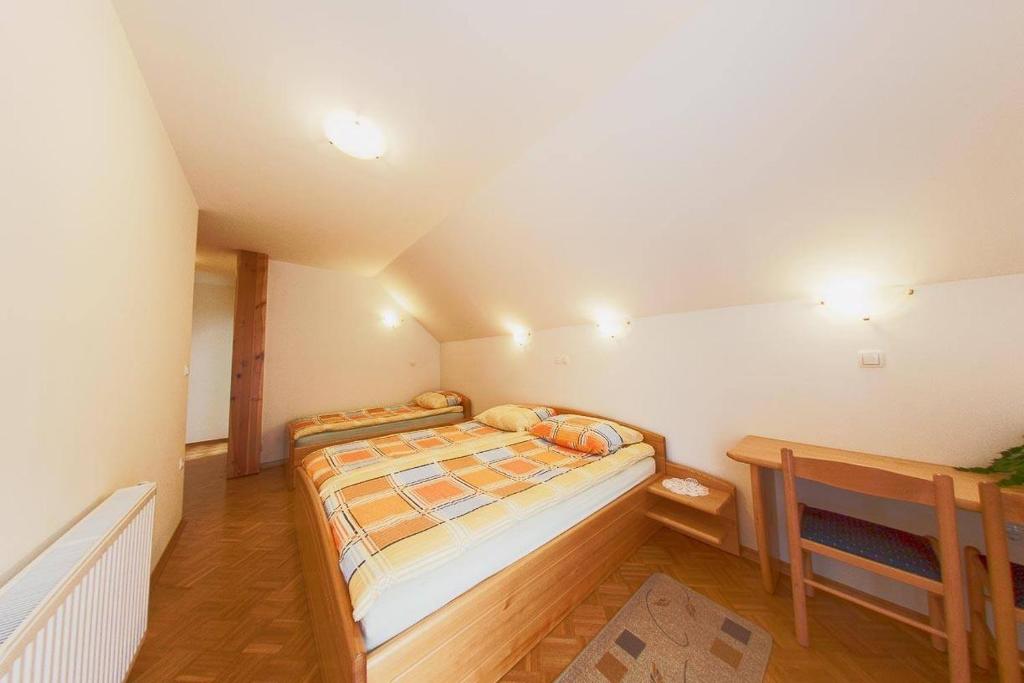 Postel nebo postele na pokoji v ubytování Farm Stay Loger