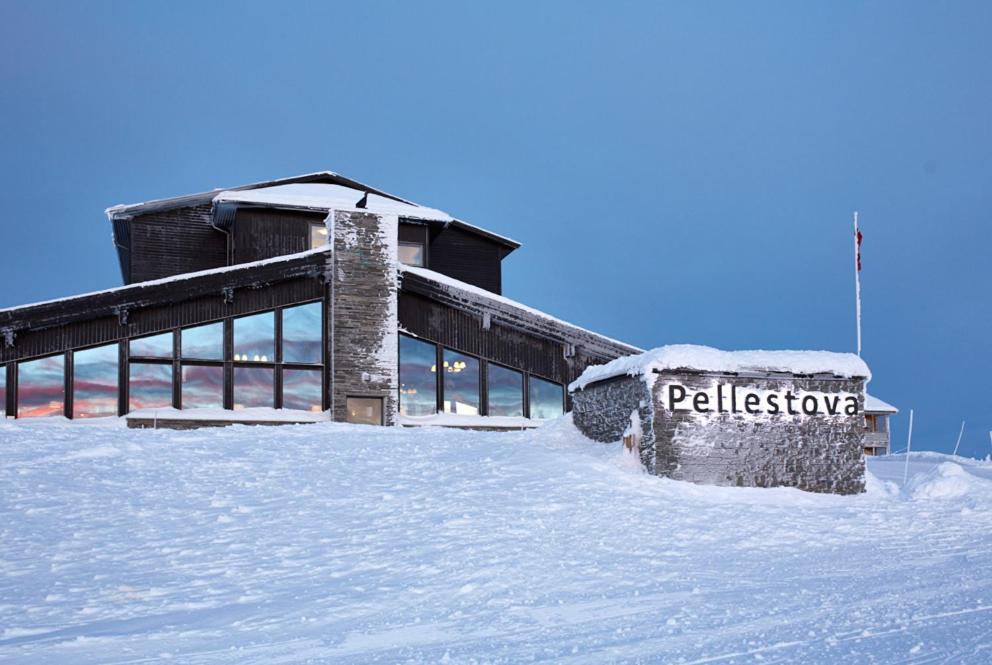 ein Gebäude mit einem Schild im Schnee in der Unterkunft Pellestova Hotell Hafjell in Hafjell