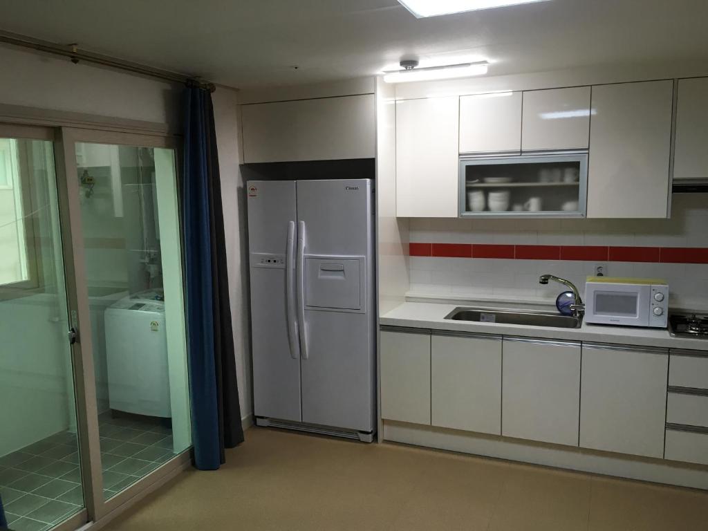 Kuchyň nebo kuchyňský kout v ubytování Hotel Joy near Camp Humphres