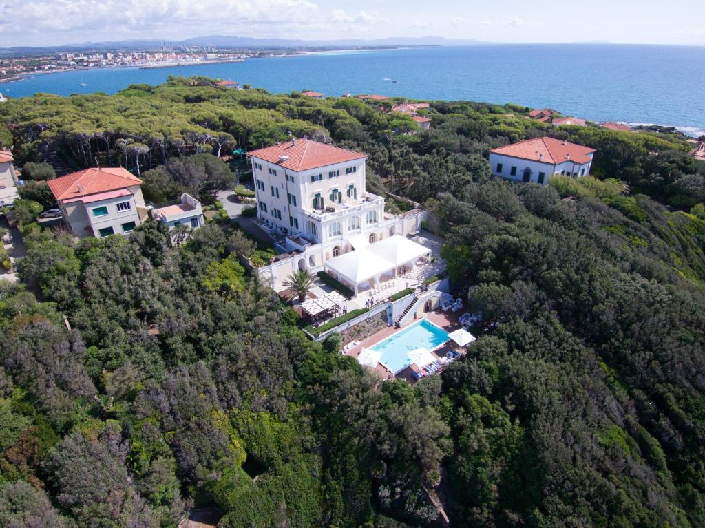 una vista aerea di una grande casa su una collina vicino all'oceano di Villa Parisi Grand Hotel a Castiglioncello