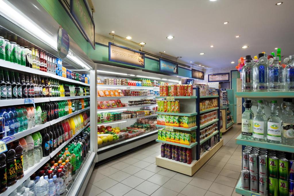 Supermarket nebo jiné obchody v  hotelu nebo okolí