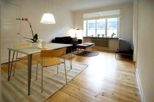 een woonkamer met een tafel en stoelen bij Stockholm Checkin Apartment Fridhemsplan in Stockholm