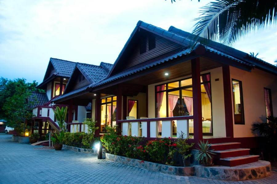 a house with a pathway in front of it at Island View Bungalows in Choeng Mon Beach