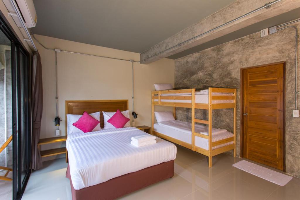 Postel nebo postele na pokoji v ubytování Light Khao Lak Resort