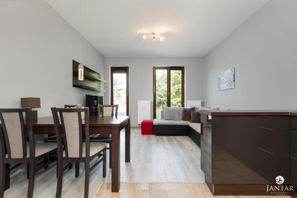 Televízia a/alebo spoločenská miestnosť v ubytovaní Jantar Apartamenty Lighthouse Port Kołobrzeg