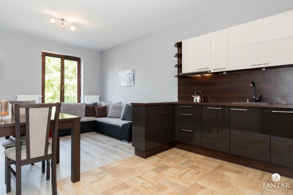 Kuchyňa alebo kuchynka v ubytovaní Jantar Apartamenty Lighthouse Port Kołobrzeg