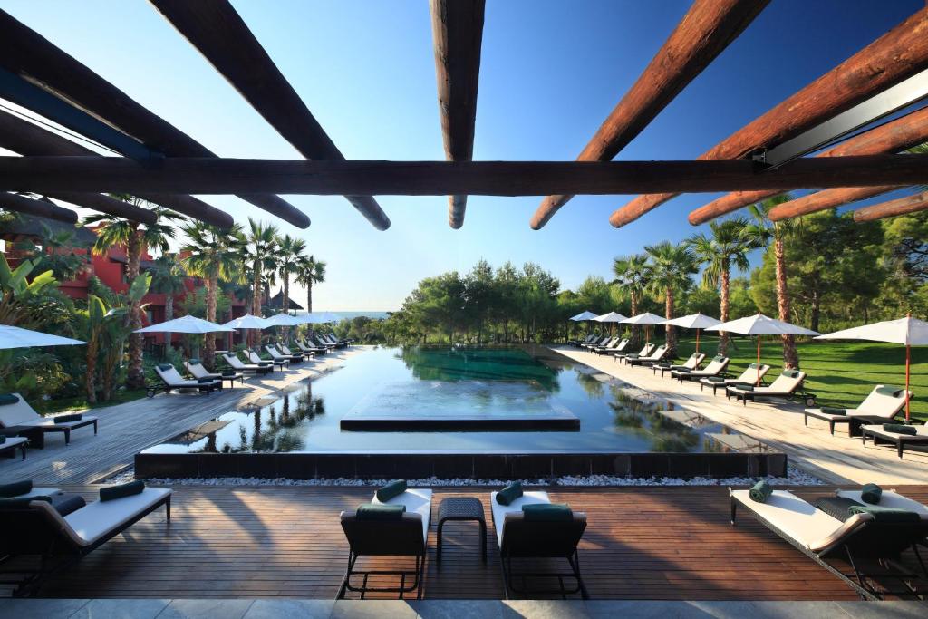 - Vistas a la piscina de un complejo con tumbonas en Asia Gardens Hotel & Thai Spa, a Royal Hideaway Hotel, en Finestrat