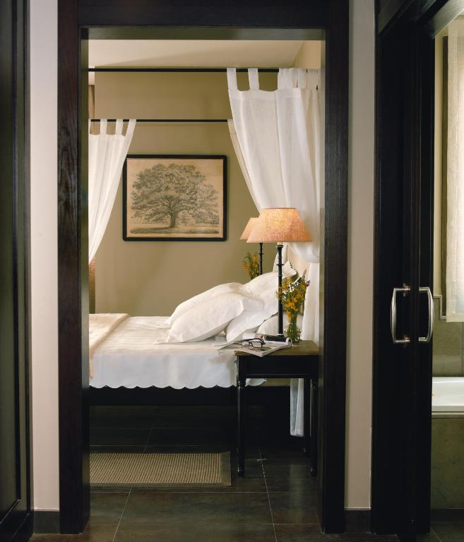 Postel nebo postele na pokoji v ubytování Asia Gardens Hotel & Thai Spa, a Royal Hideaway Hotel