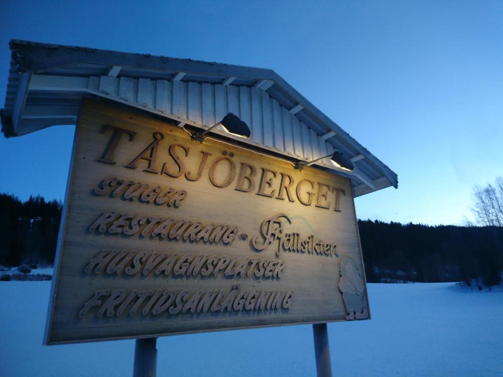 un signo de una tasselemblemaficialificialificialificialificialificial en Fjällsikten Apartment, en Granberget