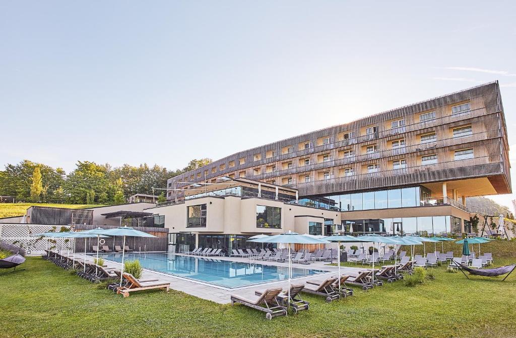 Bazén v ubytovaní LOISIUM Wine & Spa Hotel Südsteiermark alebo v jeho blízkosti