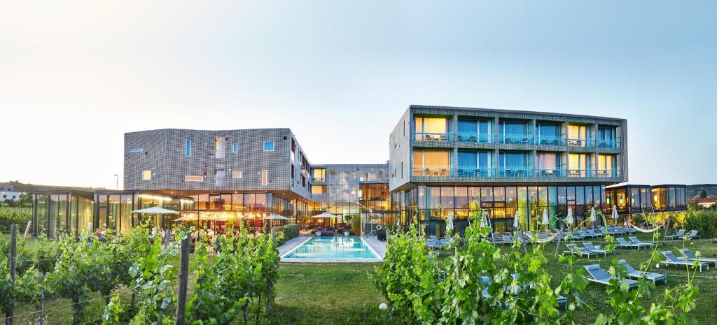 un hotel con piscina di fronte a un edificio di LOISIUM Wine & Spa Hotel Langenlois a Langenlois