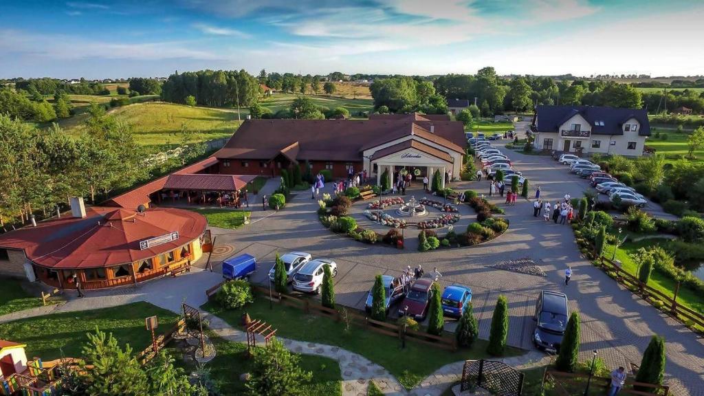 widok z powietrza na budynek z samochodami zaparkowanymi na parkingu w obiekcie Gościniec Sikorka w mieście Rypin