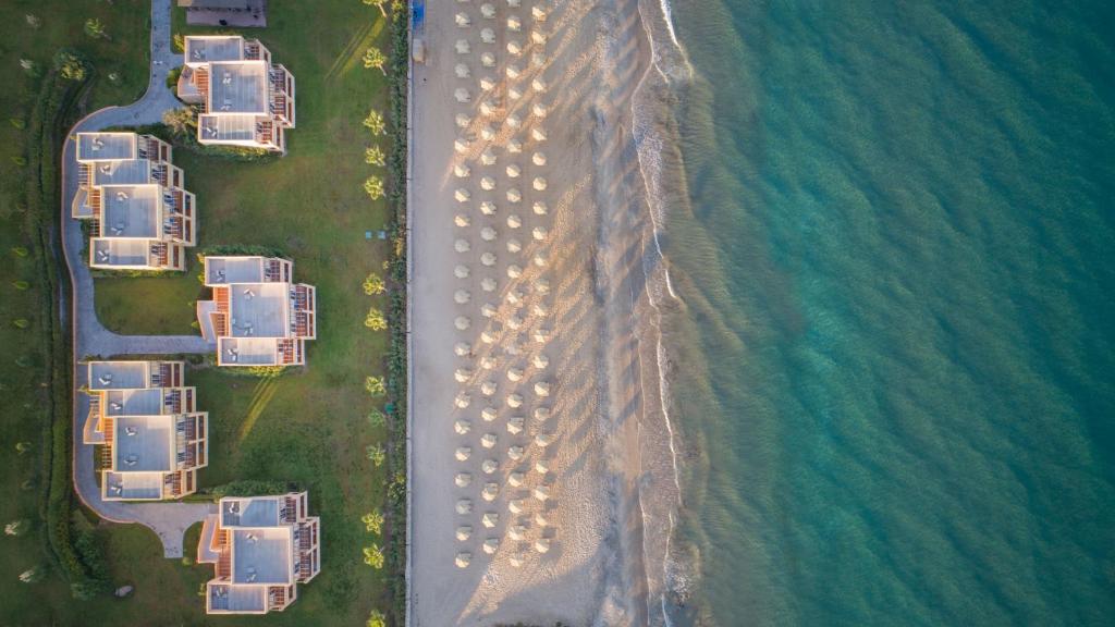 una vista sul mare di una spiaggia con edifici di Horizon Beach Resort a Mastichárion