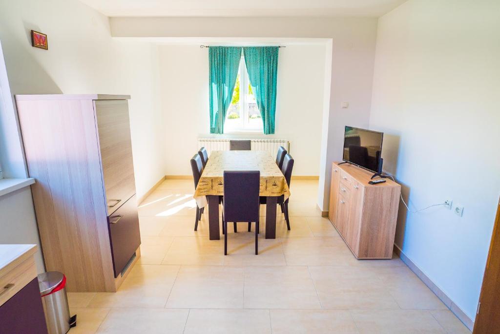 Televízia a/alebo spoločenská miestnosť v ubytovaní Tina Rooms