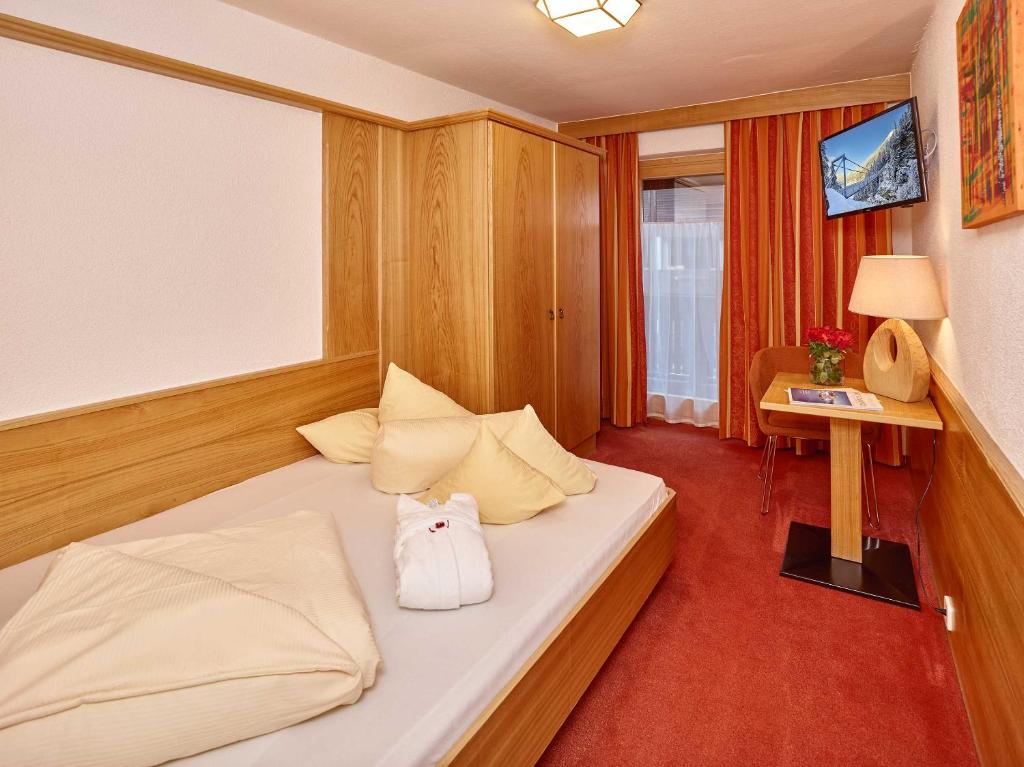 Postel nebo postele na pokoji v ubytování Hotel Zum Hirschen