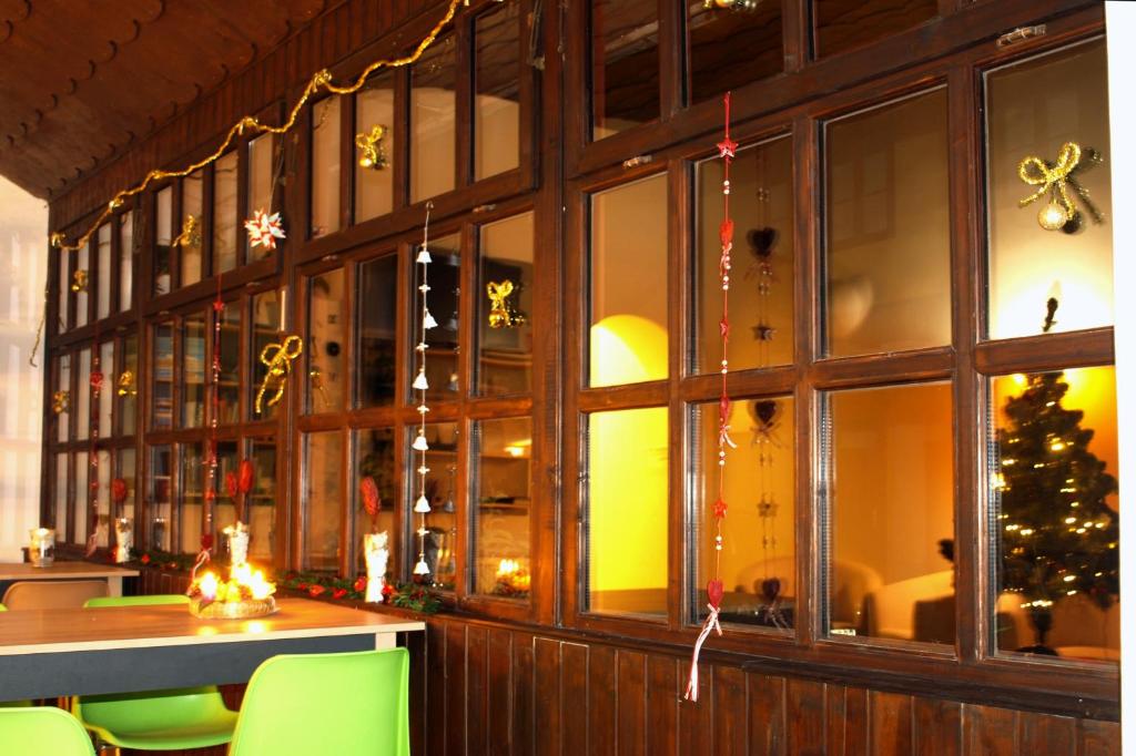 Lounge alebo bar v ubytovaní Ciszterci Szállás Pécs