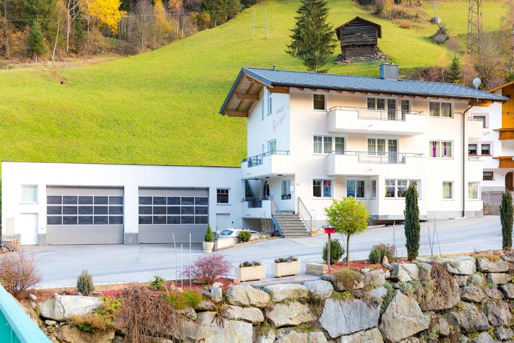 Casa blanca grande con pared de piedra en Apart Rudigier, en Kappl