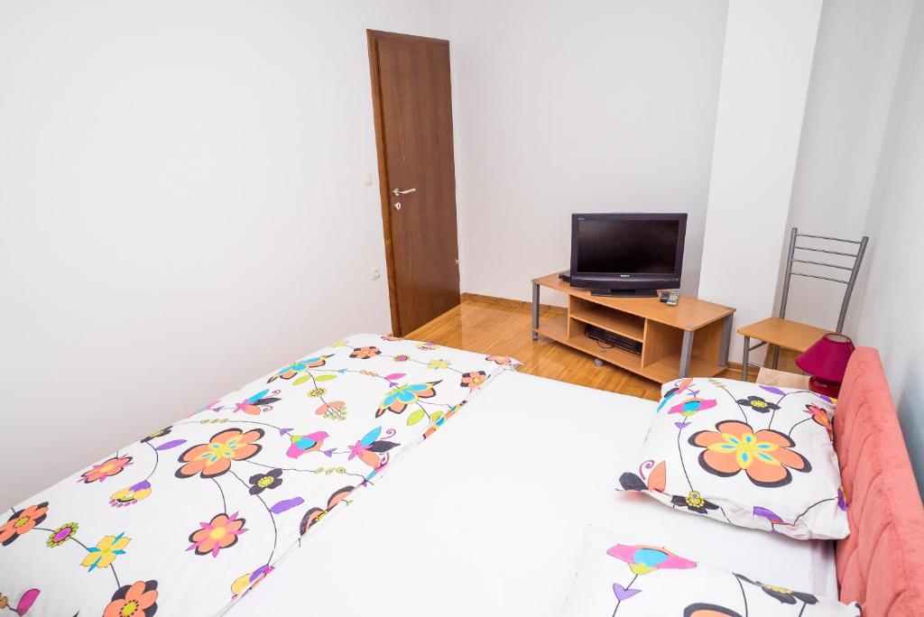 Televízia a/alebo spoločenská miestnosť v ubytovaní Tina Rooms