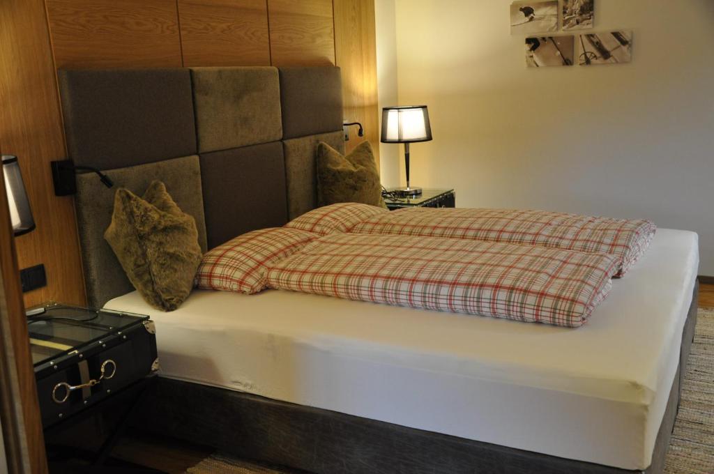 una camera da letto con un letto con una coperta a quadri di Appart Weißschrofenspitze a Sankt Anton am Arlberg