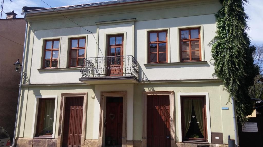 スヴォボダ・ナト・ウーポウにあるZelený důmの窓とバルコニー付きの白い家