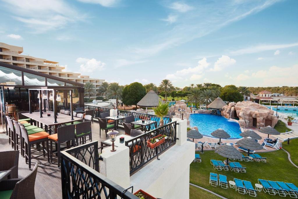 Bazén v ubytování Danat Al Ain Resort nebo v jeho okolí