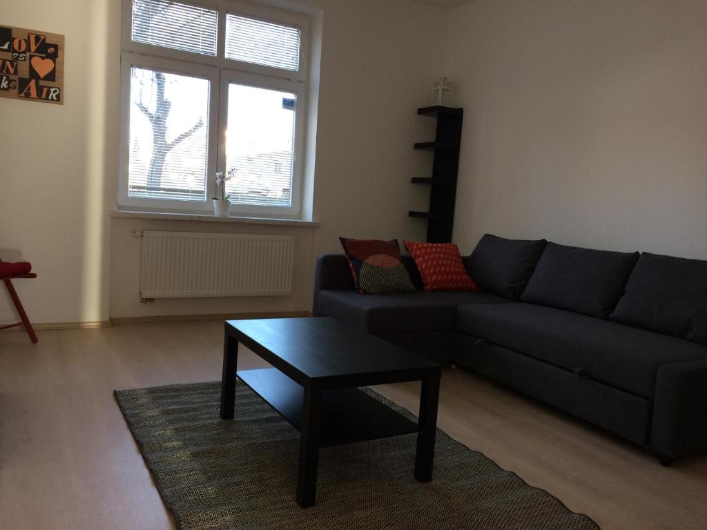 un soggiorno con divano e tavolino da caffè di apartma Delavska a Maribor