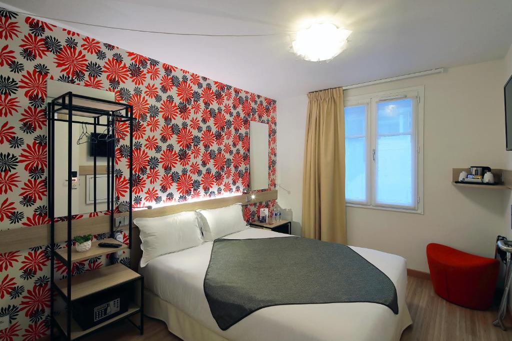 パリにあるホテル オール レ リュミエールの赤い壁のベッドルーム1室(ベッド1台付)