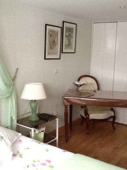 a bedroom with a desk and a lamp and a bed at Agora Mijo Chambre d'Hôtes in Nantes