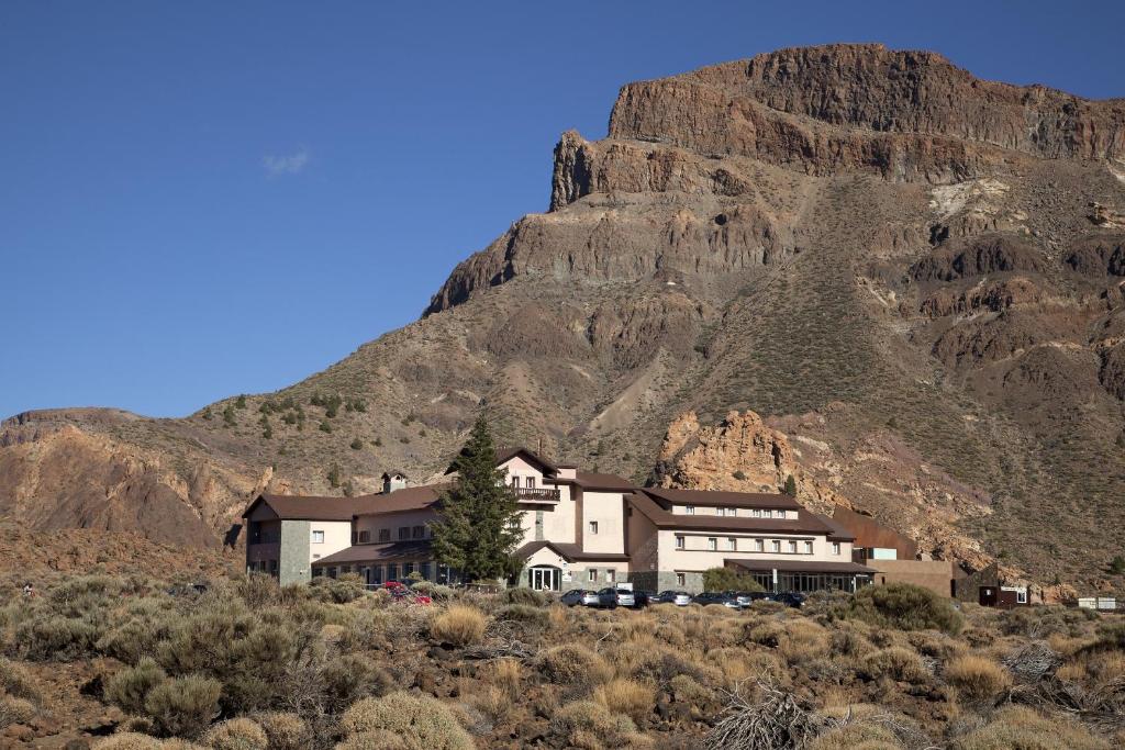 duży budynek przed górą w obiekcie Parador de Las Cañadas del Teide w mieście La Orotava