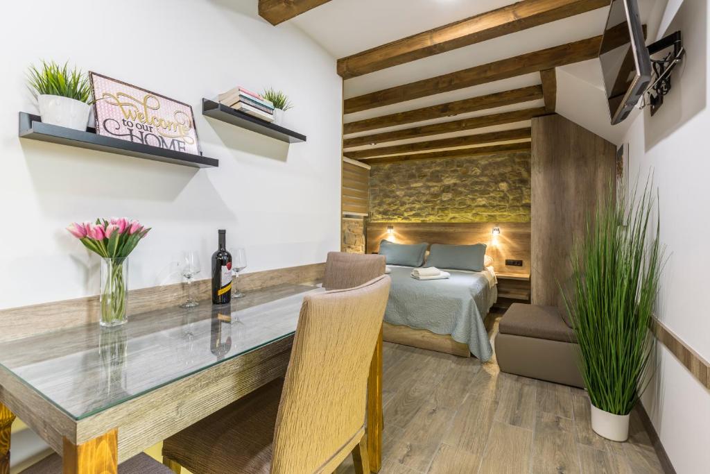Televízia a/alebo spoločenská miestnosť v ubytovaní Reval Luxury Stone house apartments****